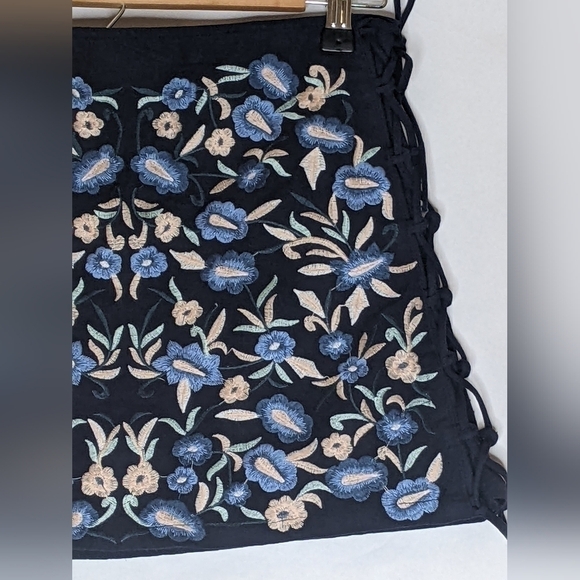 ZARA MINI SKIRT FITSXS EMBROIDERED FLORAL NAVY BLUE LACE UP SIDES BOHO CALI CHIC - Picture 4 of 9